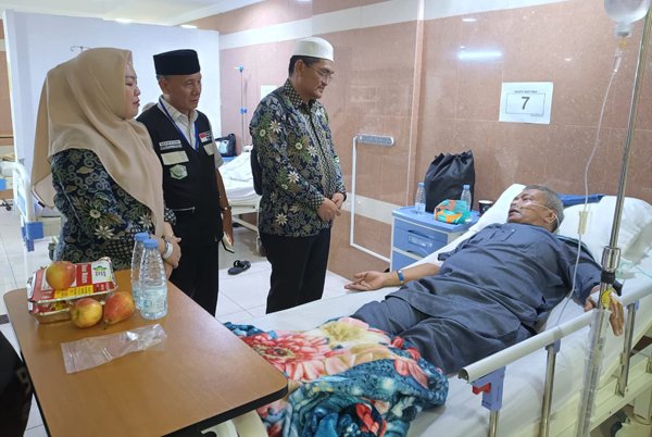 Pj. Bupati Lampura Jenguk Jamaah di Rumah Sakit Makkah