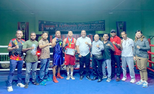 Nonton Tinju Di Halaman Kapolresta Balam, Gratis