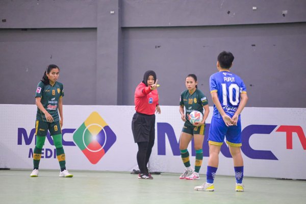 Gaby, Wasit Wanita Lampung Pimpin Futsal Liga Pro Women