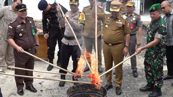 Pj. Bupati Lampung Utara  Dan Forkopimda Turut Musnahkan Surat Suara Rusak KPU