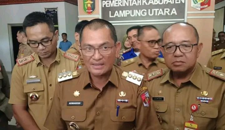 Sekda Lampura Sambut Aswarodi Dalam Acara Pengantar Tugas Sebagai Pj Bupati