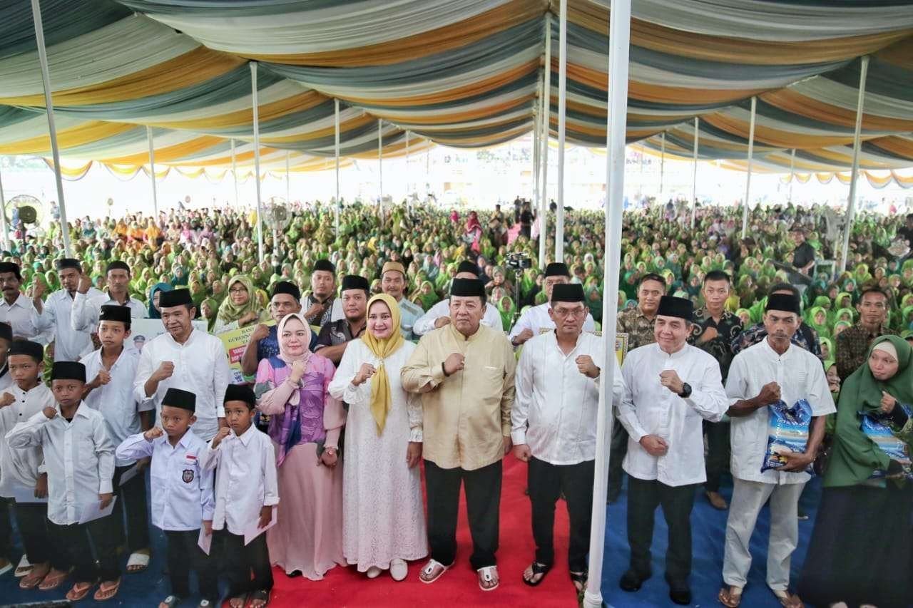 Gubernur Arinal Usai Pengajian Akbar Berikan Bantuan Untuk Masyarakat Lampung Utara