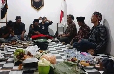 Nguri-uri Budaya Dengan Jamasan Pusaka Keluarga Besar Panji Sewu Khidmat