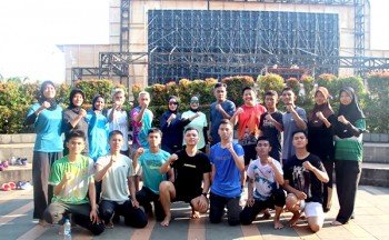 Kadispora Saksikan Dan Beri Semangat Taekwondoin Lampung Stretching Di Alun-alun Kudus